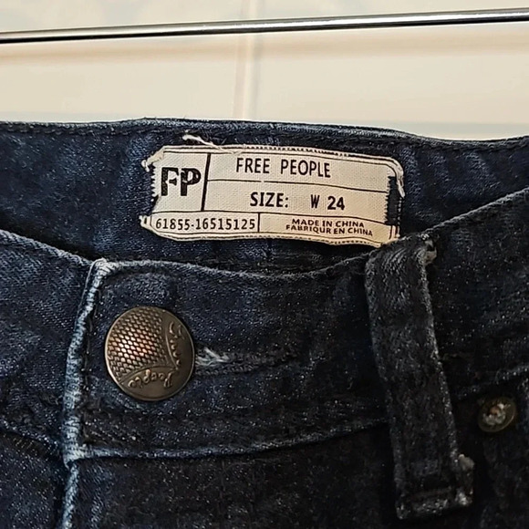 Free People‎ Distressed Jeans - Picture 3 of 3
